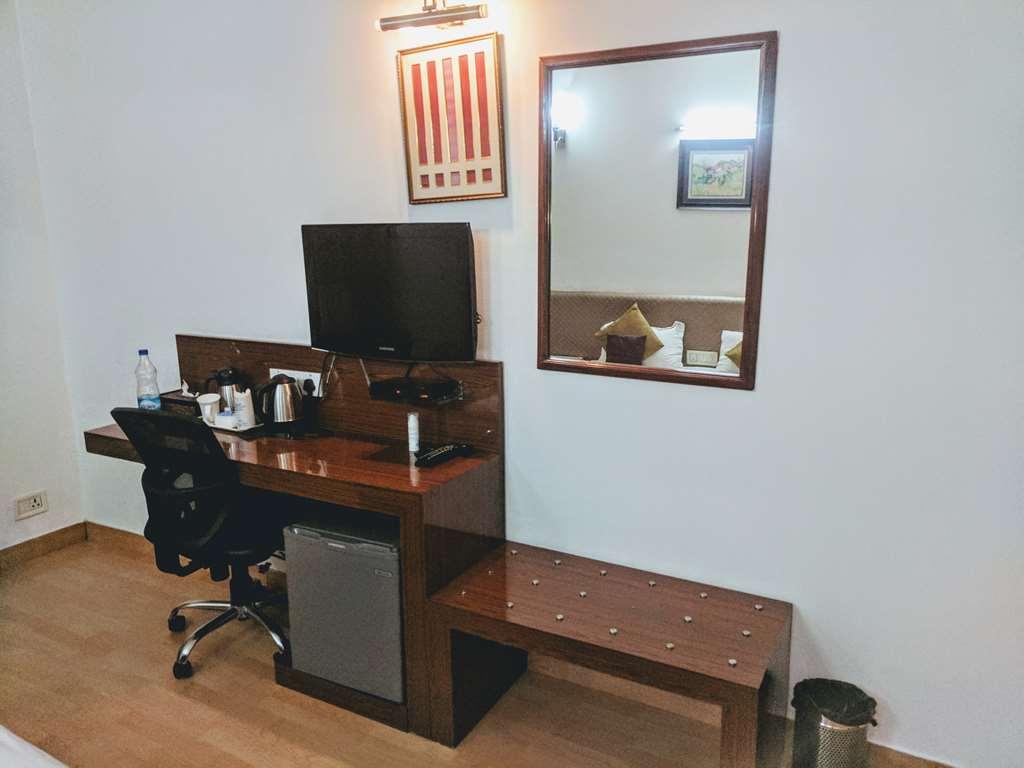 Hotel Windsor Castle Cyber City Ґурґаон Номер фото