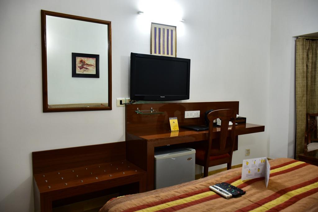 Hotel Windsor Castle Cyber City Ґурґаон Екстер'єр фото