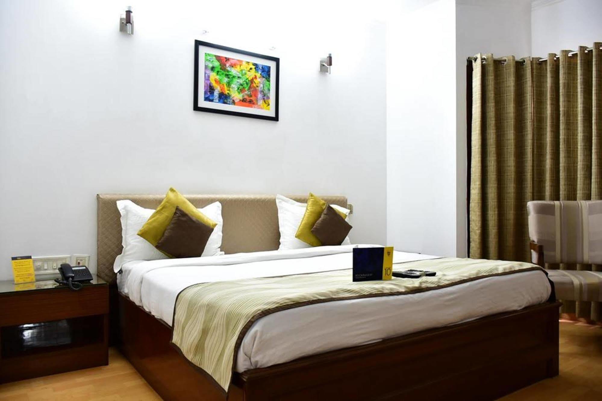 Hotel Windsor Castle Cyber City Ґурґаон Екстер'єр фото